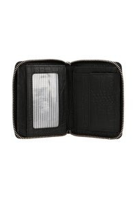 Musta vetoketjulla avattava lompakko, jossa on krokotiilitekstuuri, avattuna näyttämään läpinäkyvä henkilökorttipaikka ja korttitaskut sisällä.