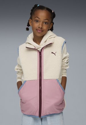Witte en roze fleece vest met een kastanjebruine rits, blauwe accenten en twee zijzakken, over een beige hoodie. 