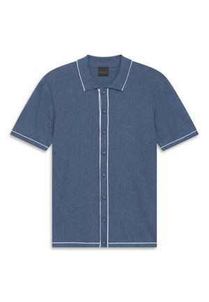 Blaues kurzärmeliges Strick-Poloshirt mit sechs Knöpfen, weißen Paspeln entlang Kragen, Knopfleiste, Ärmeln und Saum, flach auf weißem Hintergrund.