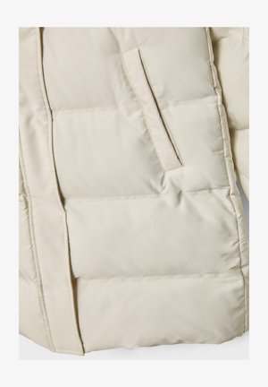Nafukovacia bunda svetlo béžovej farby. Obsahuje prešívaný dizajn, vnútornú vrecko a hladký syntetický materiál s matným povrchom.