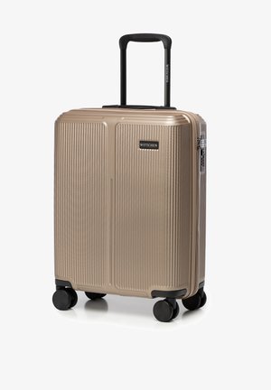 Harde koffer in metallic beige met verticale ribbelstructuur, zwarte wielen en een uitschuifbaar zwart handvat. Merkwaarde aan de voorkant.