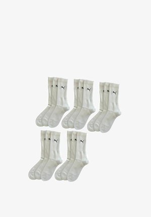 Sechs Paare weißer Socken mit gerippten Bündchen, die auf jeder Socke ein schwarzes Puma-Logo tragen, aus einem weichen, dehnbaren Stoff gefertigt.