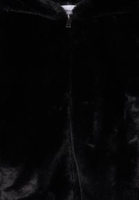 Czarna kurtka z sztucznego futra z srebrnym zamkiem błyskawicznym i widoczną białą metką wewnątrz kołnierza.