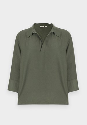 Olivengroen shirt met lange mouwen, een brede kraag en V-hals, gemaakt van lichtgewicht stof en met een losse, ontspannen pasvorm.