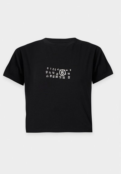 Μαύρο crop top με κοντό μανίκι και λευκούς αριθμούς τοποθετημένους σε κυκλικό σχέδιο ημερολογίου στο κέντρο του στήθους, με έμφαση στον αριθμό 6.