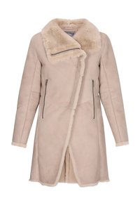 Cappotto beige in shearling con ampio colletto in pelliccia, chiusura asimmetrica e tasche laterali con zip. Texture morbida e finitura esterna liscia.