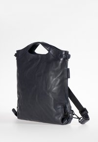 Navy leren tas met een gestructureerd, hoog ontwerp. Voorzien van een handvat aan de bovenkant, een verstelbare schouderband en minimale hardware accenten. Glad oppervlak.