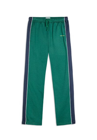 Zelené športové nohavice vyrobené z mäkkej tkaniny, s tmavomodrými bočnými panelmi s bielym lemovaním a nastaviteľným pásom s šnúrkou.