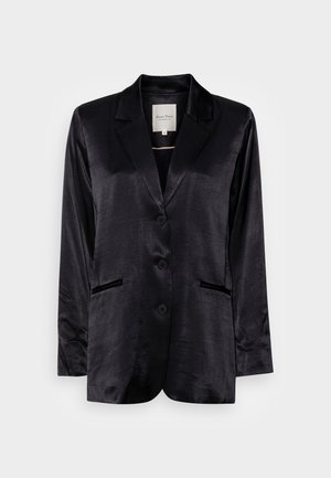 Blazer en satin noir avec revers crantés, trois boutons sur le devant et deux poches passepoilées, présenté sur un fond clair uni.