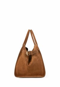 Bruine suede tas met twee hengsels, een driehoekige vorm en een riemgesp accent aan de bovenkant. Glad textuur en geen zichtbare patronen.