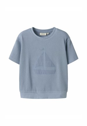 Jasnoniebieski sweter z krótkim rękawem z dzianiny z teksturowanym motywem żaglówki na przodzie i okrągłym dekoltem.