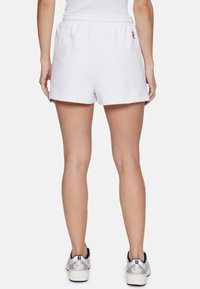 Bermudas deportivas de algodón blancas con cintura elástica, que cuentan con un pequeño parche de logo en la parte trasera y un corte recto.