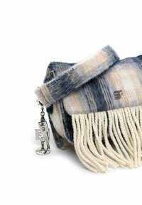 Textuur, wollen handtas in blauwe en beige strepen. Beschikt over een franjerand, een zilveren hardware charme, en een zachte, ronde schouderband.
