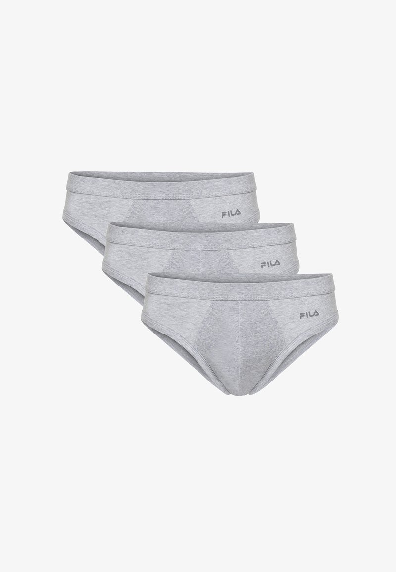 Trois slips gris Fila pour hommes disposés en chevauchement sur un fond blanc.