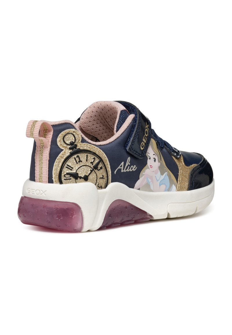 Baskets pour enfants bleu marine et dorées avec une bride en velcro, présentant un design d'horloge et une image d'un personnage sur le côté ; semelle en caoutchouc avec des accents roses.