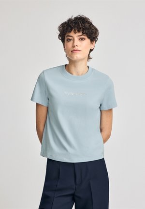 Hellblaue Kurzarm-T-Shirt aus Baumwolle; hat einen runden Ausschnitt und gestickten "Polo Club"-Text auf der Vorderseite.