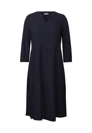 Námořnická modrá šaty s texturovanou tkaninou, s výstřihem do V a rukávy do tří čtvrtin. Délka pod kolena s vrstveným designem.