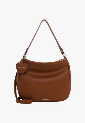 Sac à bandoulière en cuir marron avec une texture lisse et un design incurvé. Comprend un porte-clés amovible en forme de cœur et une sangle réglable.