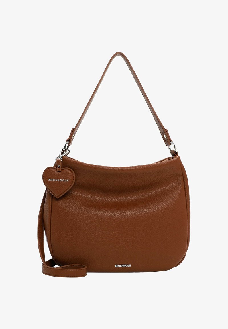 Borsa a spalla in pelle marrone con una texture liscia e un design curvo. Presenta un ciondolo removibile a forma di cuore e una tracolla regolabile.