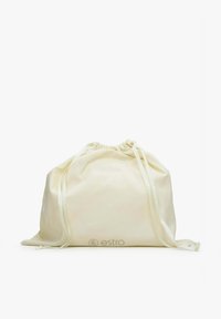 Pochette crème à cordon avec de longs liens, légèrement resserrée en haut, et logo "estro" près du centre en bas.