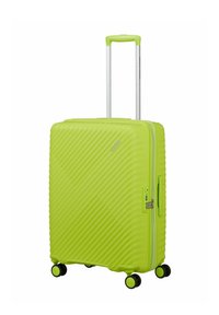 Valise rigide vert vif avec rainures diagonales, poignée télescopique, quatre roulettes pivotantes et serrure à combinaison intégrée.