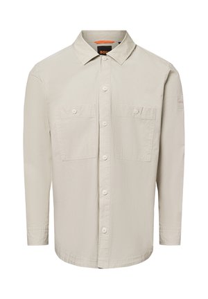 Lichtbeige langemouwen shirt met een button-down kraag, twee voorzakken en een soepele textuur. Bevat logo-detail op de mouw.