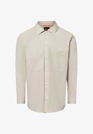 Lichtbeige langemouwen shirt met een button-down kraag, twee voorzakken en een soepele textuur. Bevat logo-detail op de mouw.