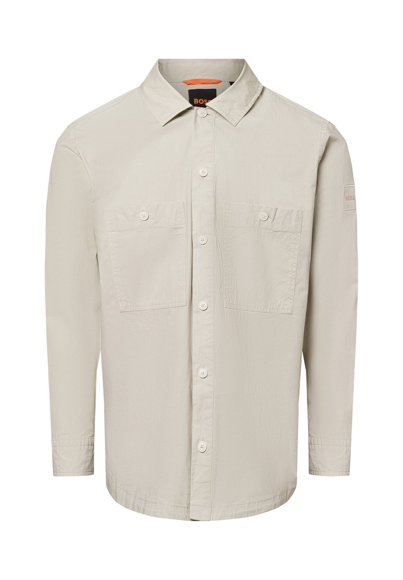 Lichtbeige langemouwen shirt met een button-down kraag, twee voorzakken en een soepele textuur. Bevat logo-detail op de mouw.