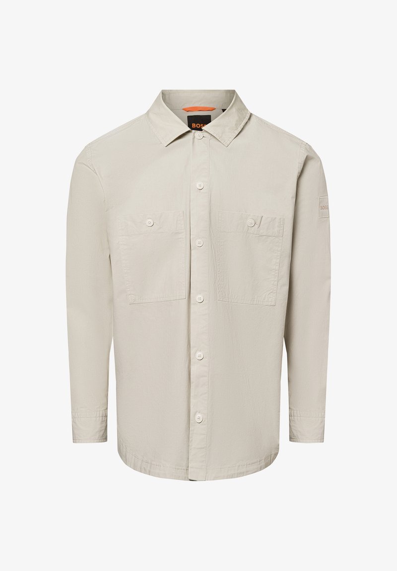 Lichtbeige langemouwen shirt met een button-down kraag, twee voorzakken en een soepele textuur. Bevat logo-detail op de mouw.