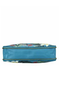 Clutch-Tasche mit floralen Mustern aus leuchtend blauem Leder und goldenem Reißverschluss. Hat eine flache, rechteckige Form und eine glatte Textur.