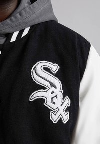 New Era LIFESTYLE - CHICAGO SOX VARSITY - Giubbotto Bomber - schwarzweiss