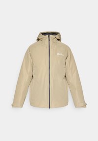Beige vandtæt jakke med hætte, frontlynlås, to sidelommer og et logo på venstre bryst. Den har en glat overflade og et minimalistisk design.