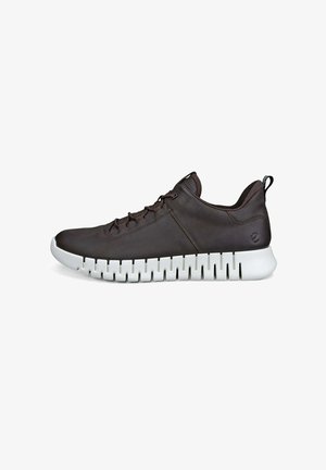 Sneaker in pelle marrone con finitura testurizzata, suola bianca segmentata, punta rotonda e occhielli rinforzati per i lacci. Include una linguetta sul retro.
