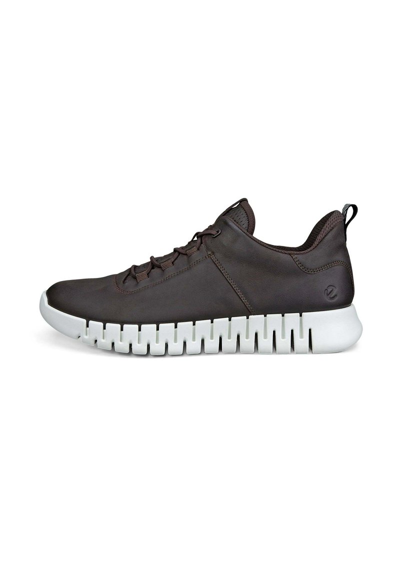 Bruna lädersneakers med en texturerad yta, vit segmenterad sula, rund tå och förstärka öglor för snören. Bakre dragflik ingår.