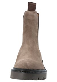 Wildleder-Stiefelette in Hellbraun mit einer strukturierten Oberfläche, elastischen Seiteneinsätzen und einer schwarzen, gezackten Gummisohle. Schlaufe an der Rückseite.