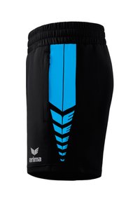 Schwarze Sportshorts mit elastischem Bund, die ein großes blaues Grafikdesign an der Seite und ein kleines weißes Logo am Saum aufweisen.