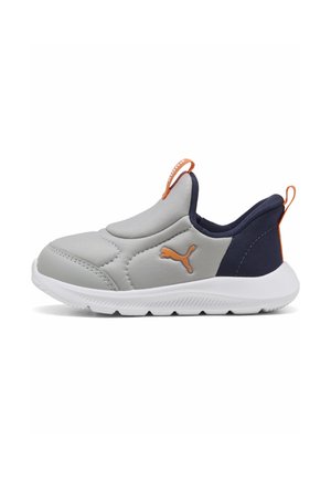 Grau-navy Slip-On-Sneaker mit weißer Sohle, orangefarbenem Puma-Logo an der Seite und orangefarbenen Zuglaschen an Zunge und Ferse.