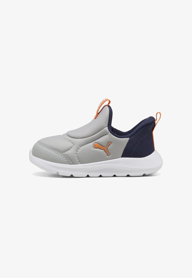 Baskets slip-on grises et bleu marine avec semelle blanche, logo Puma orange sur le côté et languettes orange sur la languette et le talon.