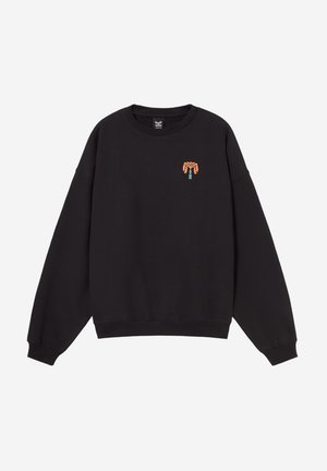 Μαύρο φούτερ με στρογγυλή λαιμόκοψη, μακριά μανίκια και μικρό πορτοκαλί και πράσινο γραφικό δέντρο στο αριστερό στήθος.