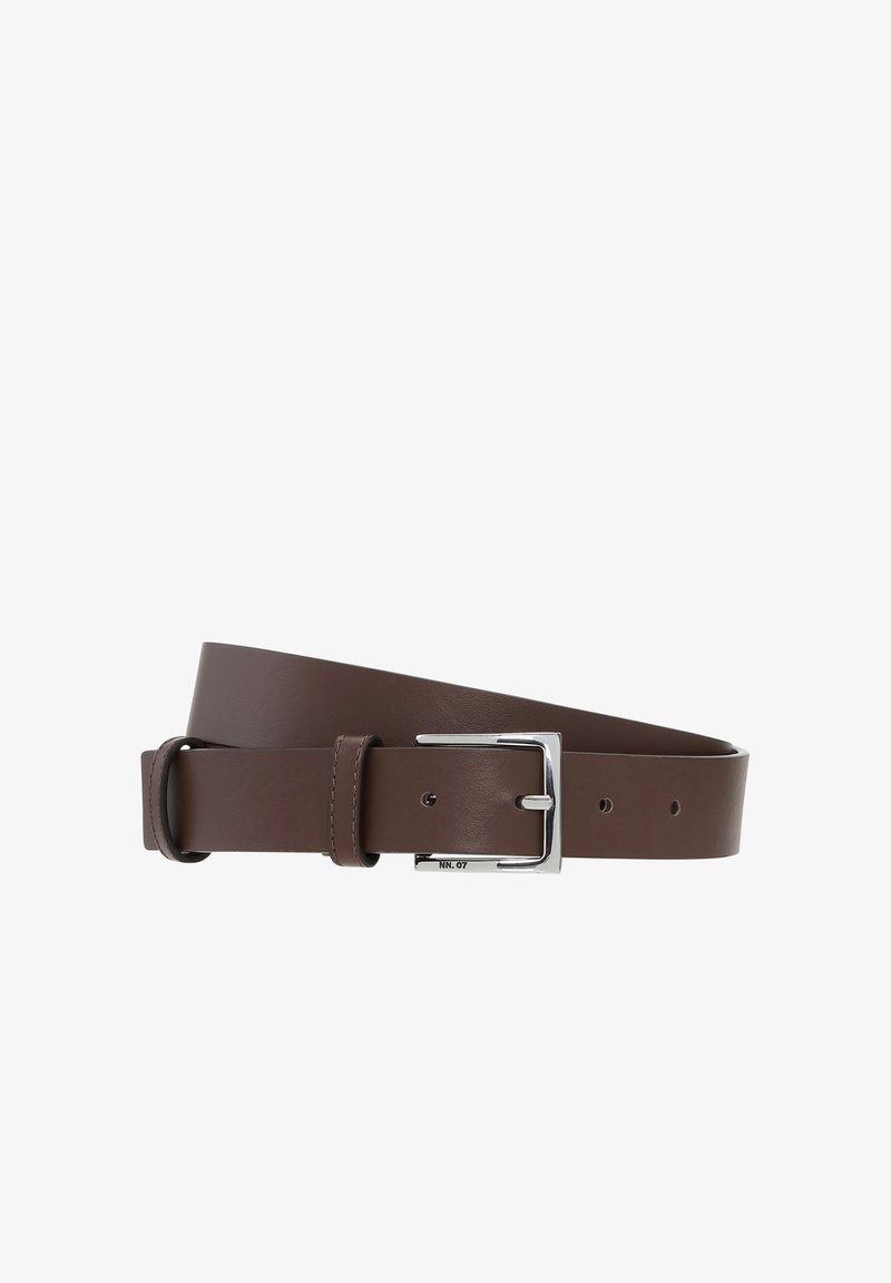 Ceinture en cuir marron avec boucle rectangulaire argentée et deux passants, posée à plat avec plusieurs trous de réglage visibles.
