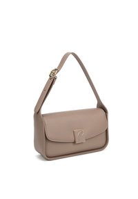 Borsa a spalla in similpelle beige con forma strutturata, manico corto e dettagli in metallo dorato, caratterizzata da una chiusura con logo nella parte anteriore.