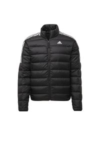Doudoune noire Adidas avec un matelassage horizontal, fermeture éclair sur le devant, col haut, logo Adidas blanc sur la poitrine et rayures blanches sur les épaules.