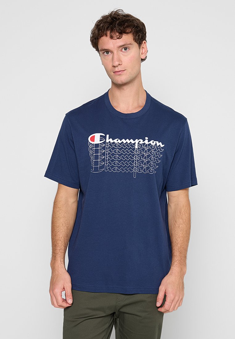 Camiseta de manga corta azul marino con el logo "Champion" en blanco y rojo, que presenta un diseño de fuente moderna y texturizada y un clásico cuello redondo.