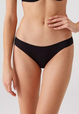 Zwarte bikinionderkant van zacht materiaal; lage snit met gematigde bedekking; gladde textuur en rechte randen.