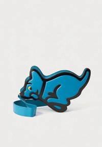 Μπλε δερμάτινη τσάντα σε σχήμα σκύλου, με αντίθετο μαύρο περίγραμμα και ρυθμιζόμενο μπλε ιμάντα. Λεία υφή, παιχνιδιάρικος σχεδιασμός.