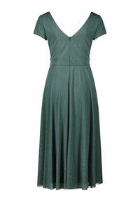 Szmaragdowa zielona sukienka z krótkimi rękawami, dekoltem w serek, dopasowaną talią i rozszerzaną spódnicą. Tkanina ma subtelny połysk. Zamek błyskawiczny z tyłu.