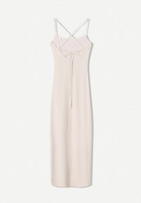 Langes, figurnahes Kleid in hellem Creme, mit strukturiertem Stoff, Spaghettiträgern und einem Kreuzrücken-Design mit einer Bindeschleife vorne.