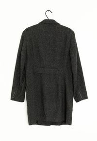 Cappotto in lana grigia scuro con spacco posteriore e polsini abbottonati, dalla texture liscia e con colletto a risvolto classico.