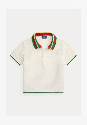 Valkoinen lyhythihainen neulottu poolopaita, jossa on tekstuuri kuvio, monivärinen raidallinen kaulus, vihreät kalvosimet ja nappilista.