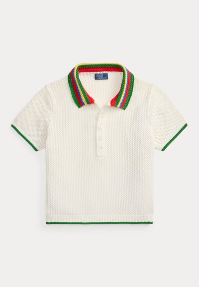 Λευκό πλεκτό πόλο με κοντά μανίκια και υφασμένο μοτίβο, πολύχρωμο ριγέ γιακά, πράσινες μανσέτες και πίνακα με κουμπιά.